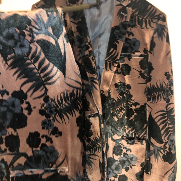 Suit - Picture 6 of 8